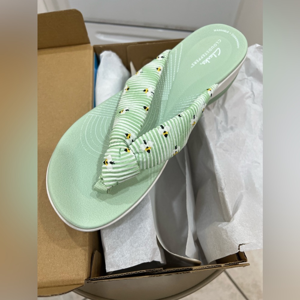 11 & 12 Clarks CloudSteppers Mint green with bumblebee on them NEW in the box